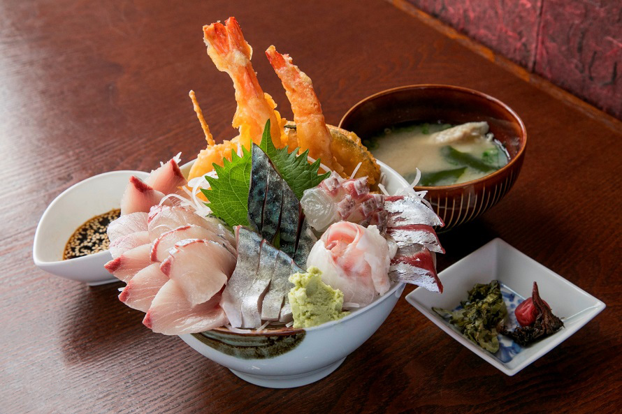前回提供された豪快な「メガ盛り丼」。お刺身や天ぷらが丼からこぼれんばかり！（2019年度のさいかい丼は準備中です。）