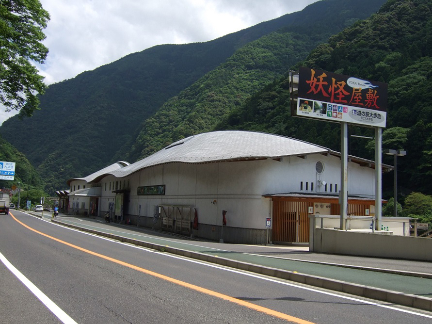 吉野川に沿って走る国道32号にある道の駅。大歩危峡観光遊覧船の運行場所にも近い。