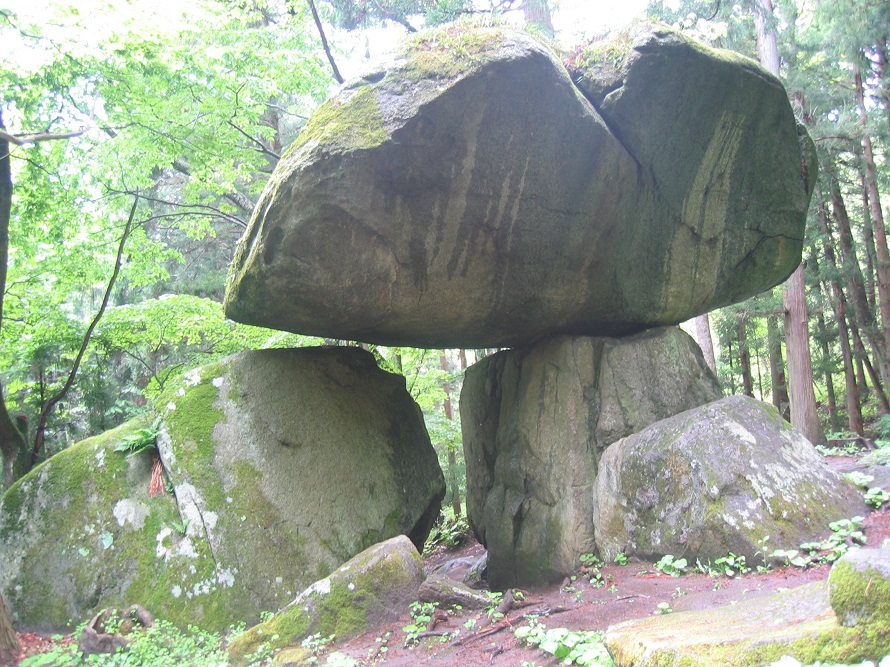 2つの石の台座に大きな岩が載っているようだが、実は片側の石のみで支えているのがわかる。古代人の墓だという説もあるという。