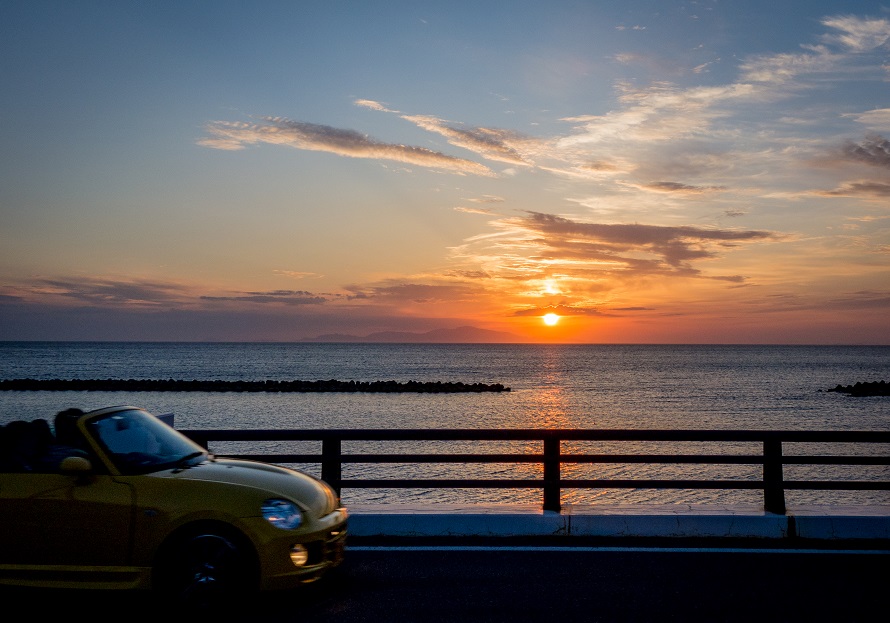 海と夕日が美しい 絶景一望の淡路サンセットラインをドライブ 兵庫県洲本市 トヨタ自動車のクルマ情報サイト Gazoo