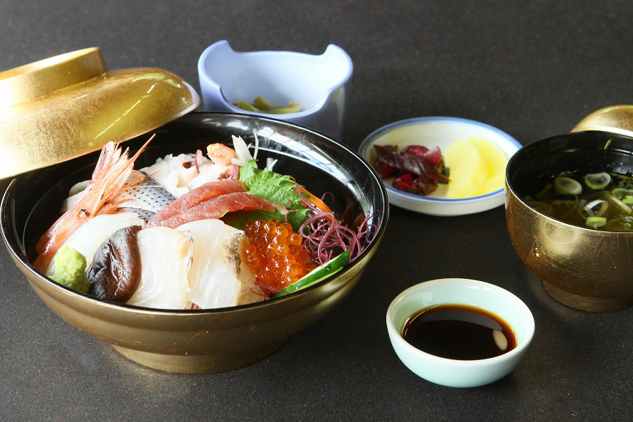 おすすめの「特選海鮮丼」は数量限定で1300円。佐渡産コシヒカリの上には佐渡沖でとれた新鮮な魚がたっぷり。