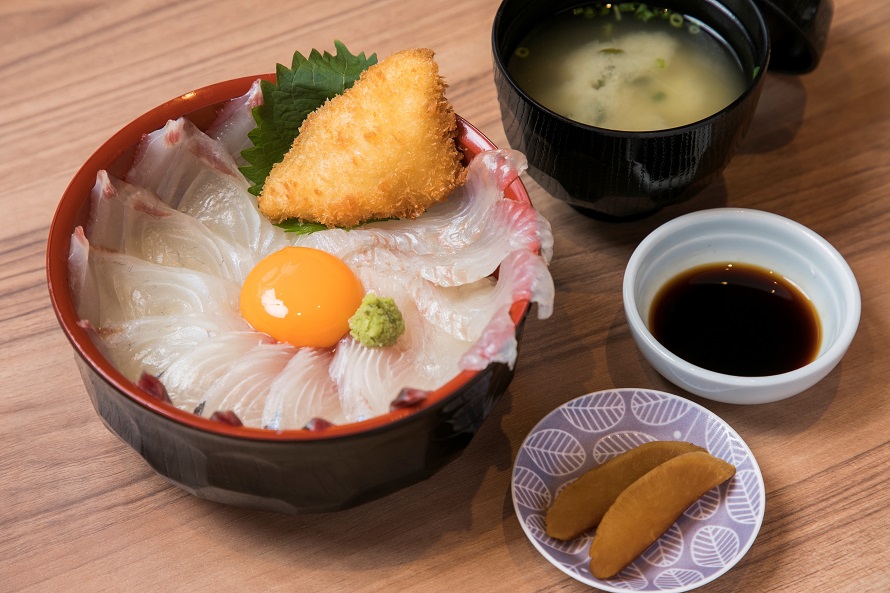 崎戸町「おくうら」の「おくうら海鮮丼」はタイ、ヒラメ、シマアジなどをのせたボリューム満点の丼。1528円（税別）。