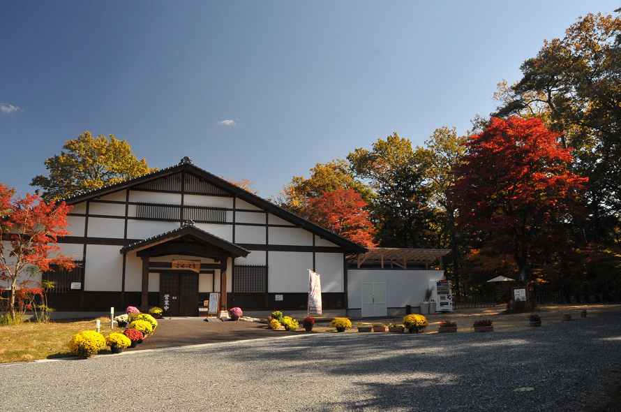 「天龍峡温泉交流館 ご湯っくり」の周辺も紅葉が美しい。