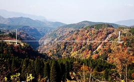 パノラマで楽しむ紅葉スポット！高さ173mの歩道専用大吊橋を歩こう　大分県九重町