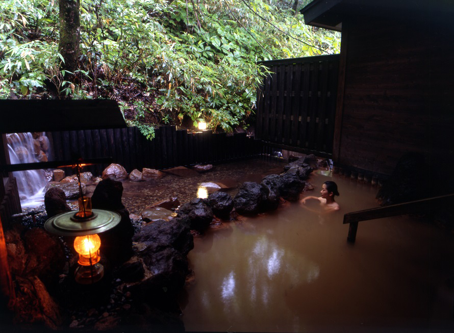 「金の湯 岩風呂」は木々に囲まれ神秘的な雰囲気。