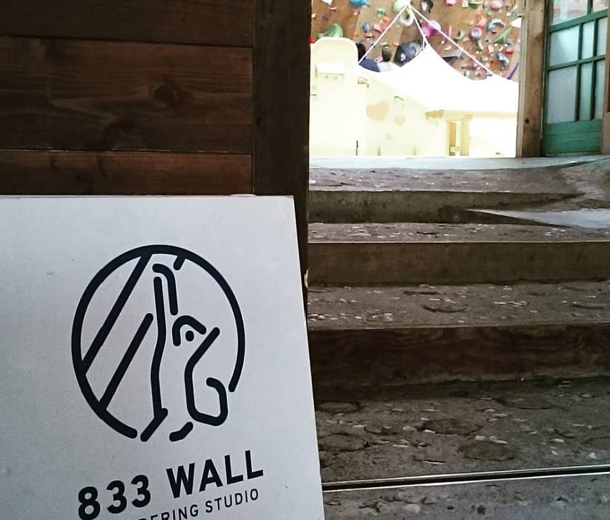 「833 WALL」では、動きやすい服装で行けばすぐにボルダリングを体験できる。シューズレンタルあり。