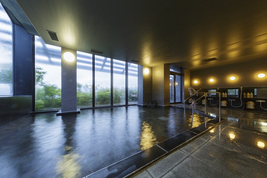 本館4階の大展望露天風呂からは、北信州の雄大な自然を一望。写真は北信五岳展望風呂（内湯）。