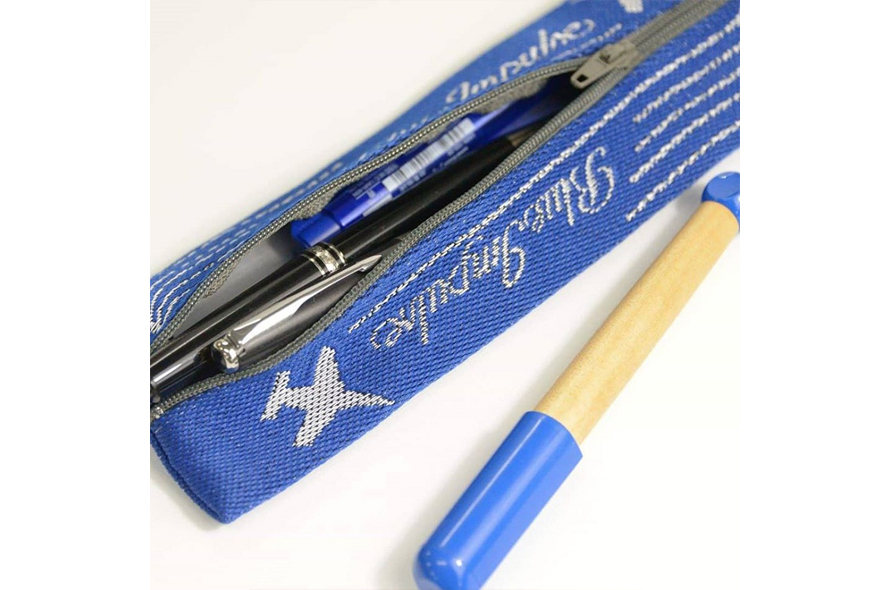 オリジナル畳縁「ブルーインパルス」を使ったペンケースが人気。1200円（税別）。