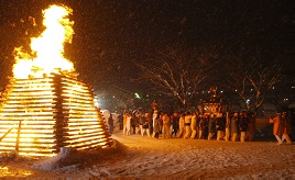 燃え盛る「神の火」を見に御神火祭へ行こう！薪ストーブが暖かいカフェレストランへもドライブ　群馬県片品村