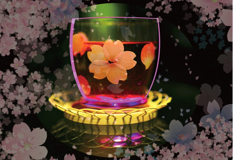 グラスの中に桜の花がきらめく「幻桜茶」は、「幻桜花見の宴」で提供。お茶菓子とのセットで700円（税込）。