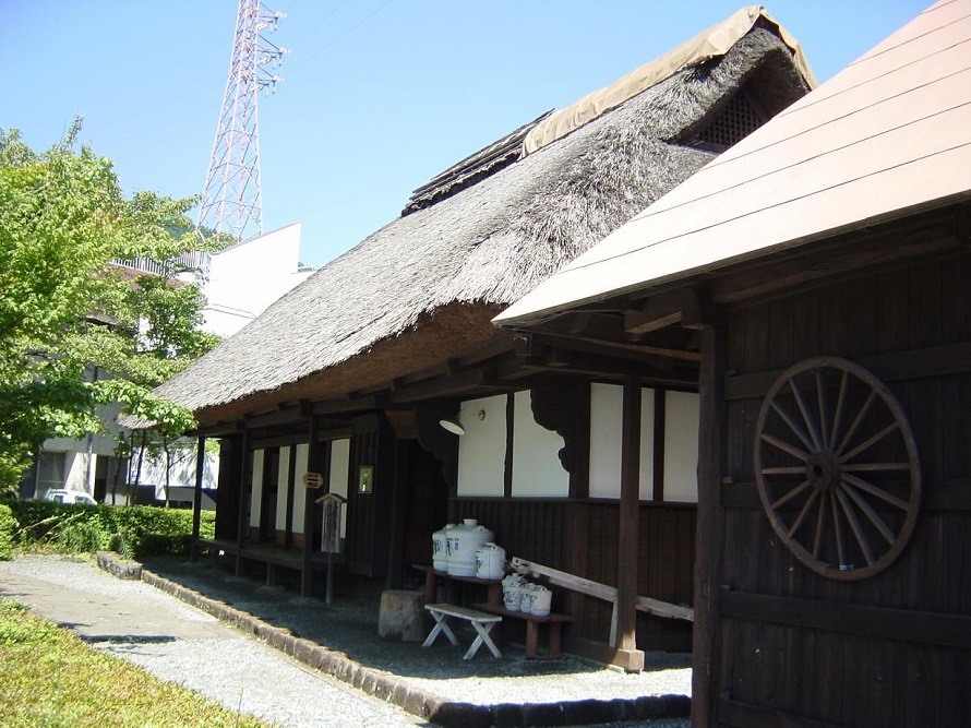 湖底に沈んだ世附地区の人々が住んでいた江戸時代末期の民家を、移転・復元した「三保の家」。