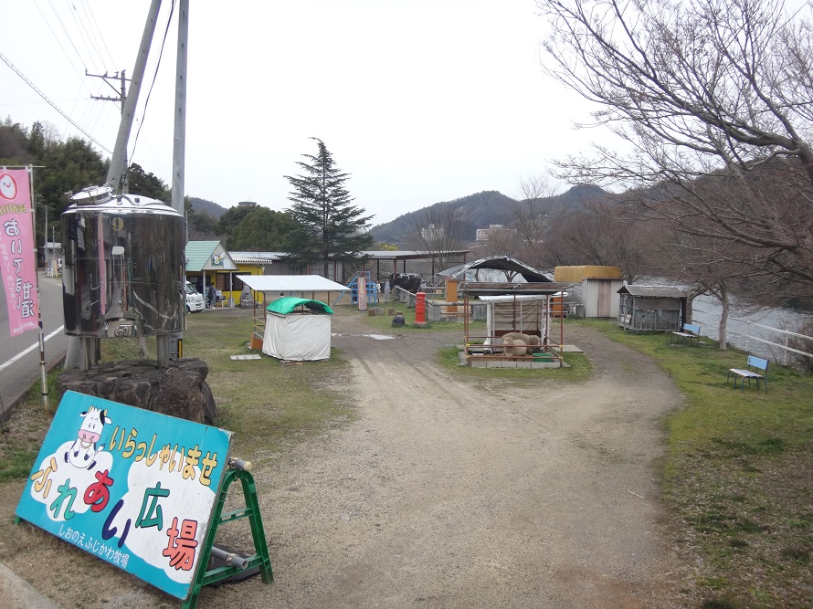 動物たちともふれあうことができ、家族連れなどでにぎわう。