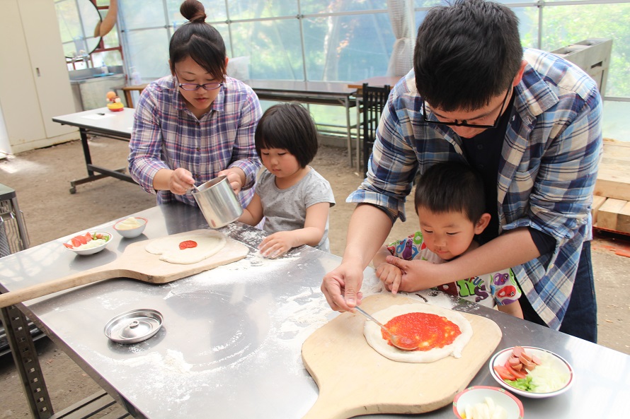 ピザ作り体験は、香川の取れたて野菜と出来立てモッツァレラチーズをのせて、イタリア製石窯で焼いた熱々ピザを食べられる。土・日曜、祝日限定でピザ1枚1650円（税込）、しぼりたてのおいしい牛乳付き。