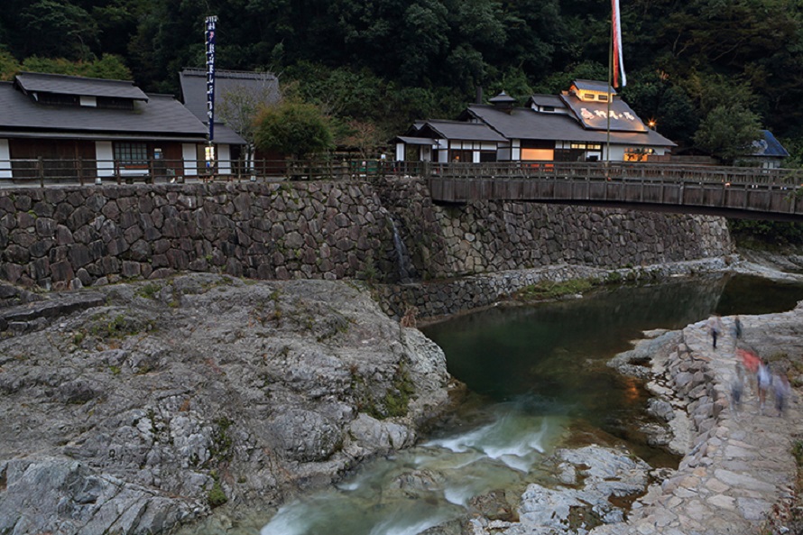 道の駅「しおのえ」から橋を渡って「行基の湯」へ。「Takeout Coffee ＋Sweets ほのり」からも徒歩約1分。