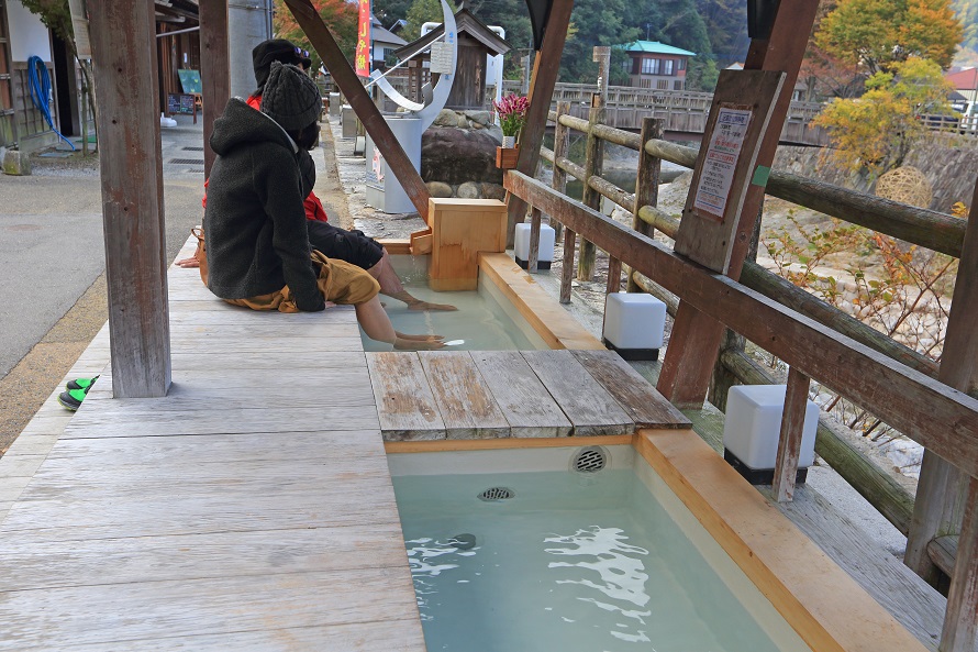 「行基の湯」敷地内には足湯があり、無料で利用できる。