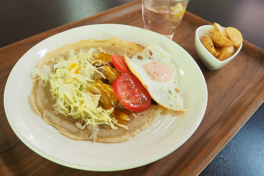 「ガレットサンドランチ」は、大隅産自家製のそば粉を薄く伸ばし、地元産の野菜やチキンに農園特製フルーツソースをかけたオリジナルメニュー。800円～（税別）。