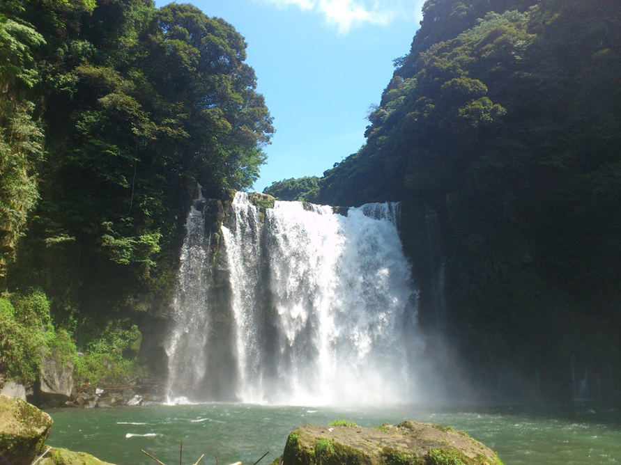 豪快に水しぶきをあげる滝は、自然のパワーを感じさせてくれる。