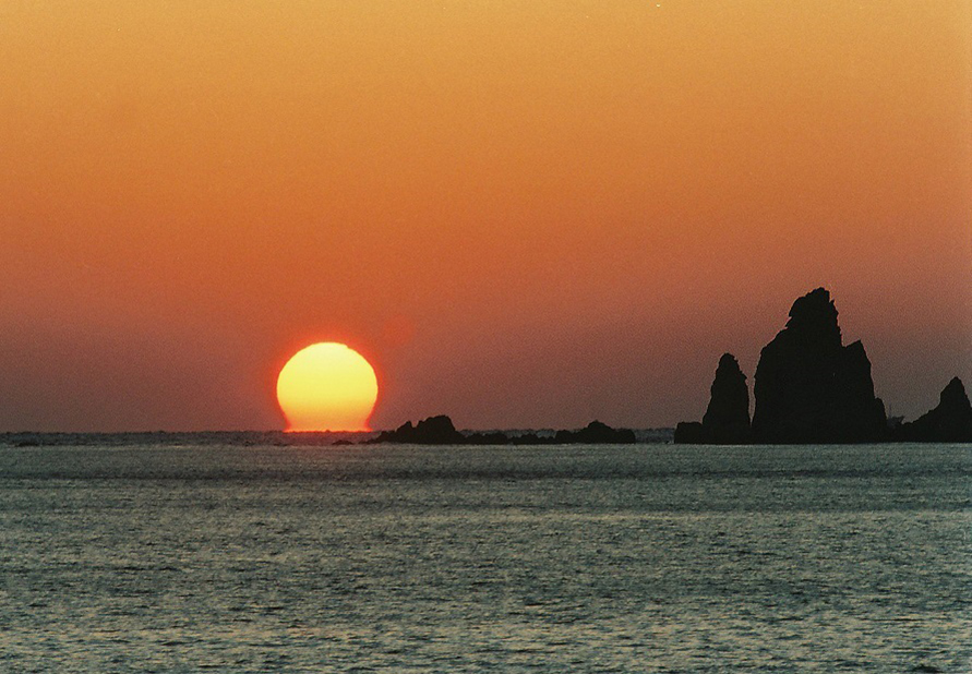 後浜展望所から見る光景は、立神（沖に浮かぶ小島）のシルエットと雄大な夕日のコントラストが印象的。
