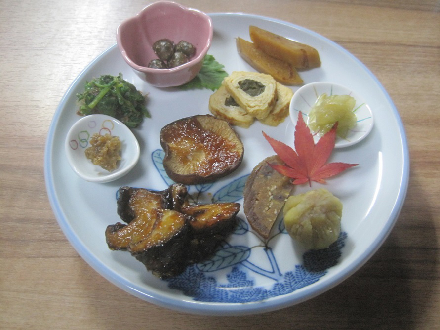 旬の山菜をふんだんに使った「山菜プレート」は1200円（税別）、要予約。