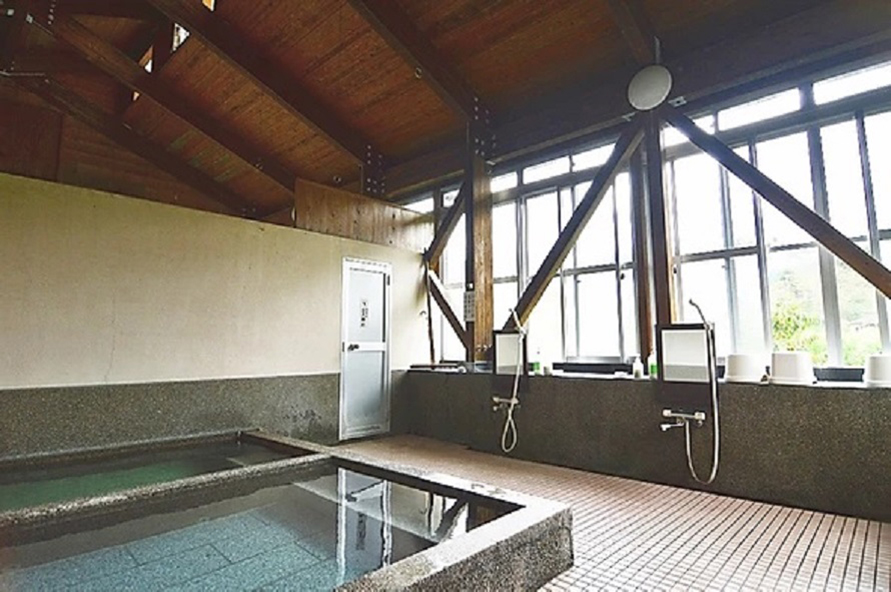 立ち寄り湯でも楽しめるほのかに硫黄の香りが漂う温泉は、温かめと熱め、温度の異なる2つの浴槽を設置。