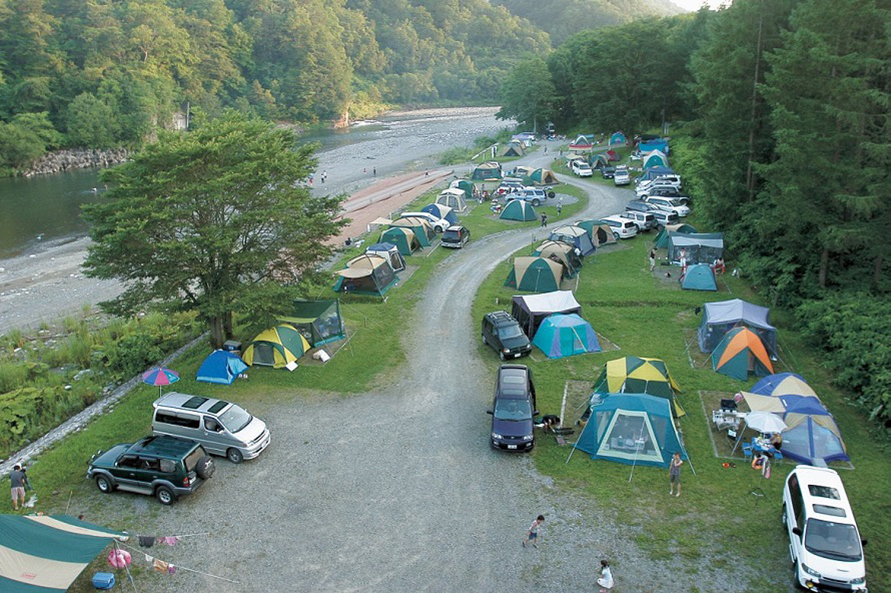 カムイコタン公園キャンプ場は、毎夏マイカーでキャンプを楽しみに訪れる人でにぎわう。