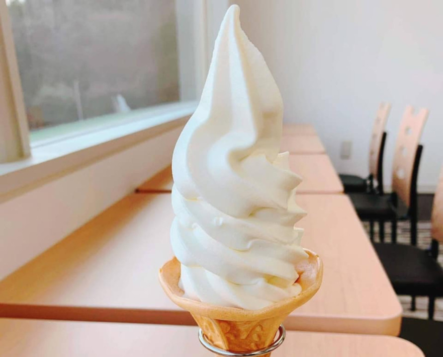 「ジャージー牛乳ソフトクリーム」は320円。フルーツソースをトッピングした「トッピングソフト」350円も人気。