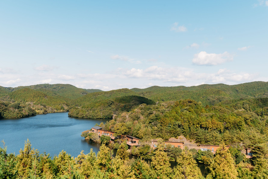 湖畔のリゾートとして人気の公園。桜や紅葉の名所でもある。