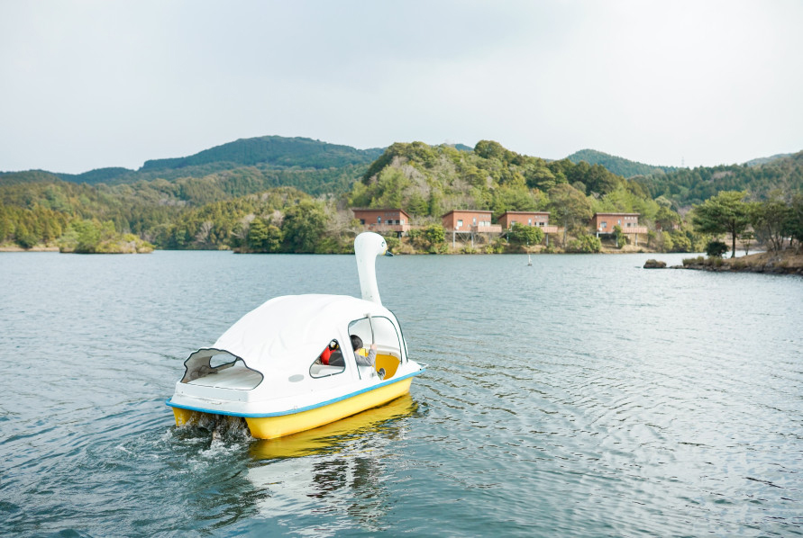 ペダルボートや手漕ぎのボートをレンタルして湖上遊覧を楽しめる。