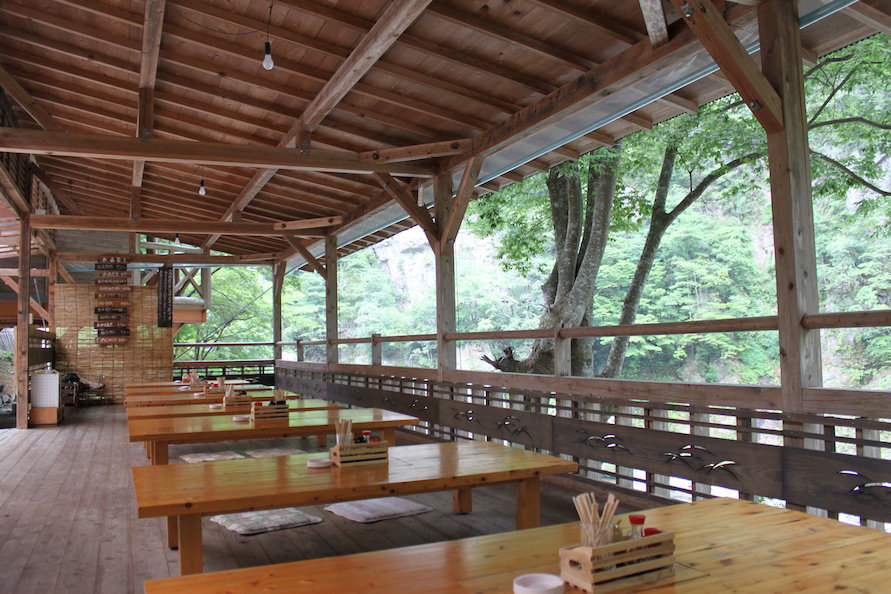 宮川が流れるすぐ脇に設けられた桟敷席は、アユ料理を味わうに最高のロケーション。