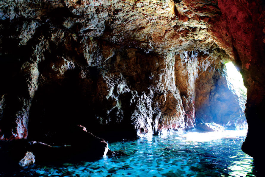 青く輝く「青の洞窟」は、訪れると願い事がかなうといわれる神秘のスポット。
