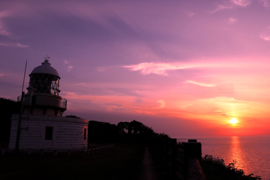 夕日もきれいでロマンチック。「恋する灯台」にぴったりのロケーションだ。