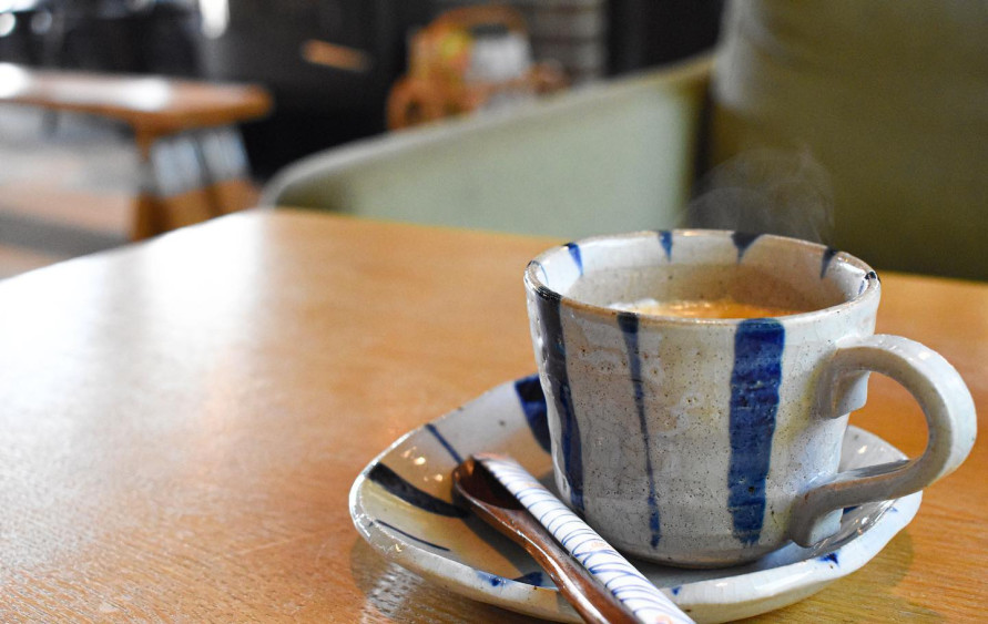 珠洲市木の浦で焙煎している人気コーヒー店「二三味珈琲」の豆を使ったコーヒー500円を提供。
