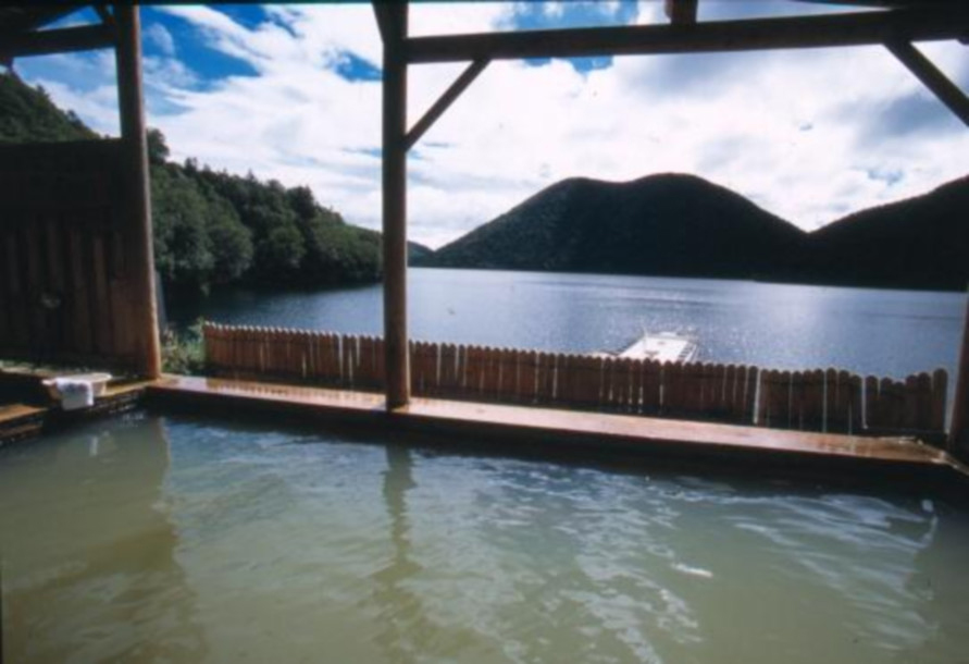 展望浴場「天風」の湖畔露天風呂は、湖と一体になったような感覚で湯に浸かれる。