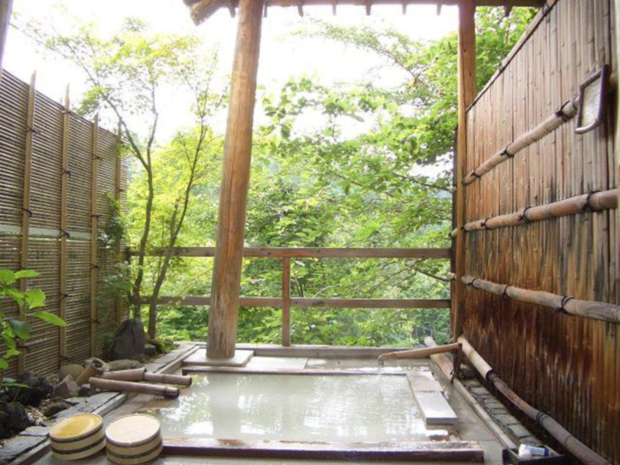庭園露天風呂は宿泊客のほか、客室休憩付き日帰りプランの場合も利用できる。日帰り入浴料金は1000円、客室も利用する場合は大人3500円、子ども1500円。