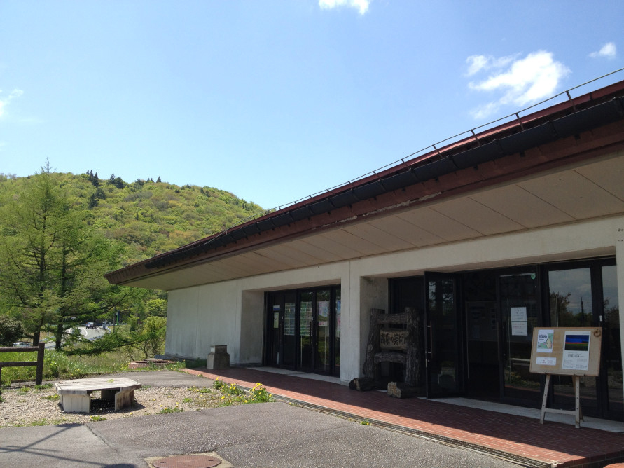 茶臼山高原の緑を望む美術館。館長自ら撮影した、茶臼山高原の写真も見どころ。