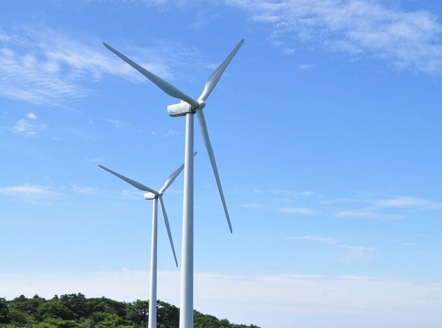ひときわ目立つ大型風車は、高さ約107m。プラトーさとみのランドマークだ。