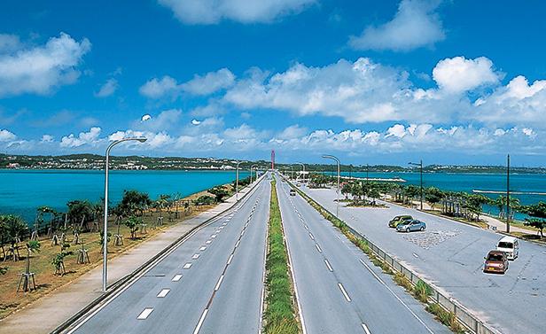 全長5kmの海中道路で４島を巡る　沖縄・うるま市ドライブルート