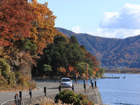 絶景ドライブルート　湖越しに富士山を望むビューロード　山梨県富士河口湖町