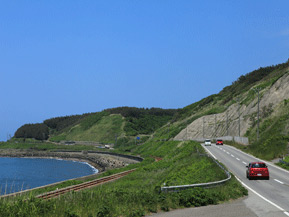 絶景ドライブルート　ローカル線と並行して走る、のどかな海岸国道　青森県深浦町