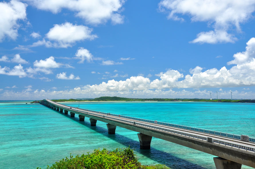 絶景ドライブルート ため息がでるほど美しい海に架かる橋 沖縄県宮古島市 トヨタ自動車のクルマ情報サイト Gazoo
