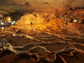 冒険や夜の探検が楽しめる日本最大級の鍾乳洞、秋芳洞へドライブ　山口県美祢市