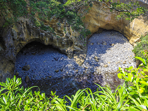 波に削られてできたハート型の洞窟をのぞきこもう！龍宮窟へドライブ　静岡県下田市