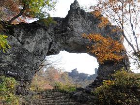 奇岩怪石の数々と紅葉のコントラストが絶妙！妙義山へドライブ　群馬県富岡市