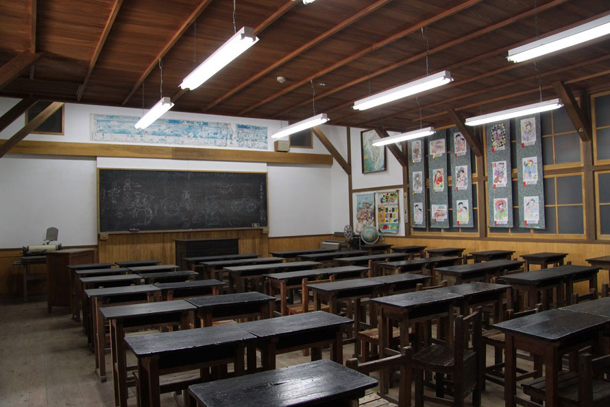 「昭和ロマン蔵」内にある「昭和の夢町小学校」は入場無料。昭和時代の小学校のレトロな雰囲気に包まれる。小学生に人気の人体模型も要チェック！
