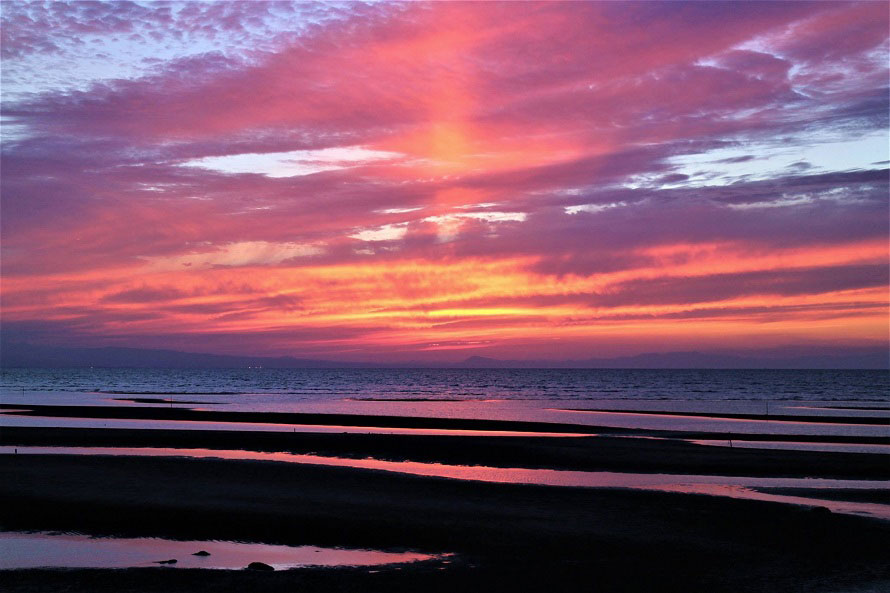 幻想的な夕日が見られる絶景スポット。変わっていく空と海の表情を楽しみたい