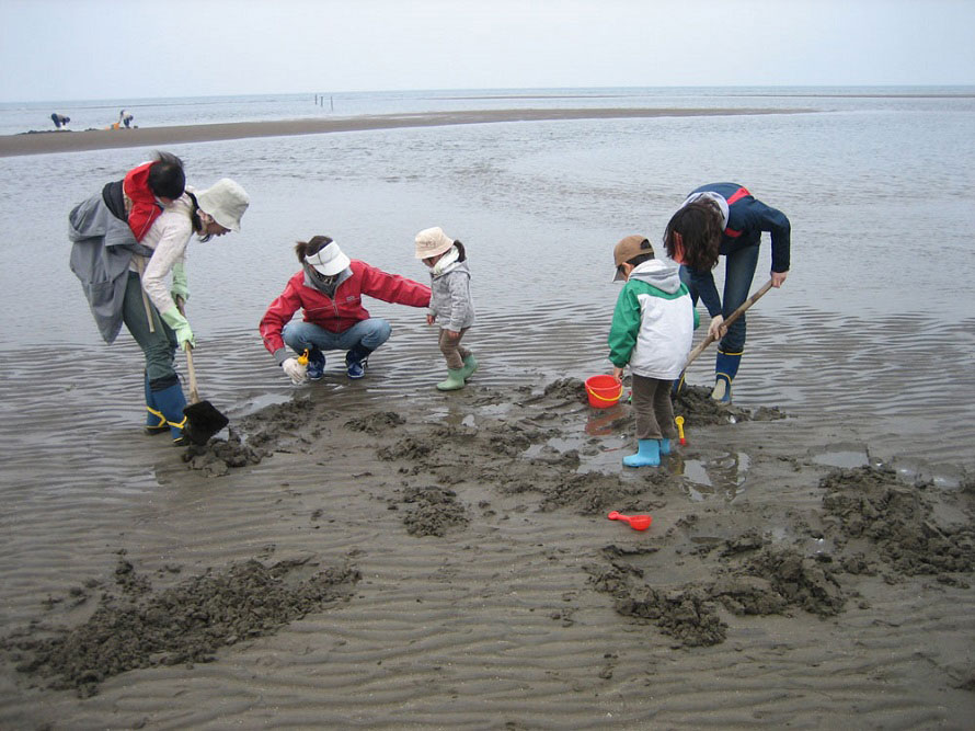 真玉海岸は、マテ貝がとれるスポットとしても有名。潮干狩り体験もできる（1名500円）。潮干狩りは1～8月・11月・12月に行われ、中でも4～6月の干潮時がおすすめ。問合せは「SOBA CAFEゆうひ」（TEL:0978-25-8533）へ