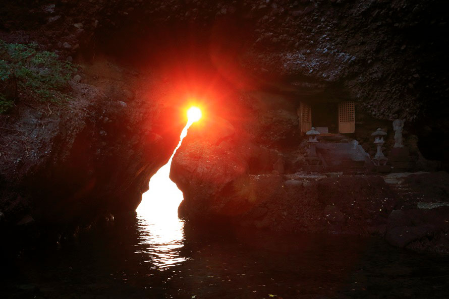長崎鼻のパワースポットといえば、波の浸食によってできた海蝕洞穴。数あるなかでも、最大規模の「行者洞穴」は、差し込む太陽の光が幻想的な景観をつくり出す