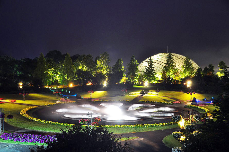 人気の夜間庭園が「ムーンライトフラワーガーデン」。展望回廊が囲む広大な庭園が、1万4000個の灯りで彩られる。