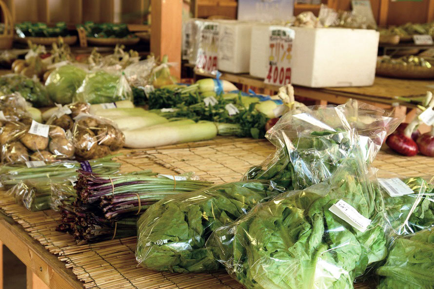 産直市場「朝取横丁」には、とれたて野菜のほか特産品やお土産が並ぶ。