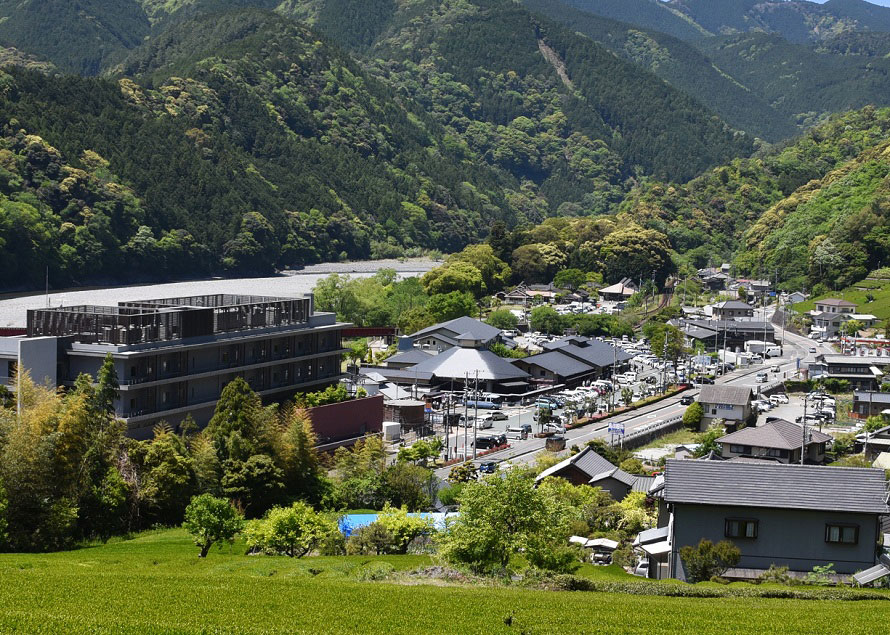 大井川が目の前を流れ、大井川鐵道のSL列車を間近に見ることができる。